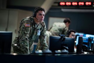 Explozivní a nervy drásající zážitek, zaznívá v recenzích. Nový akční thriller dobývá Netflix a naléhavostí se prý vyrovná Oppenheimerovi